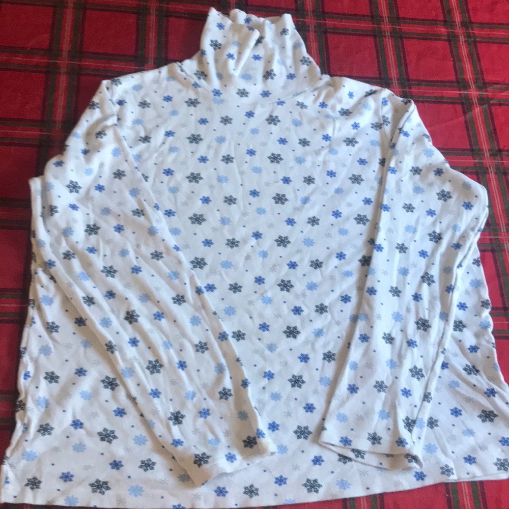 Shirt with snow drawing